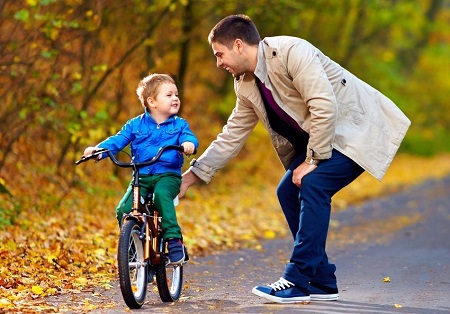 навчання дитини їзди на велосипеді